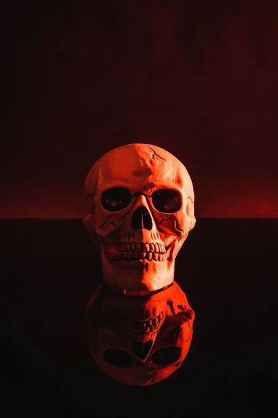 Karanlık Arka Planda Ürkütücü Kafatasında Kırmızı Işık — Stok fotoğraf