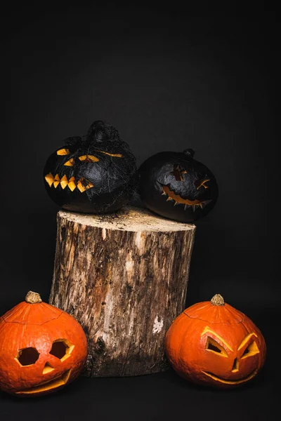 Calabazas Espeluznantes Talladas Sobre Muñón Madera Fondo Negro — Foto de Stock