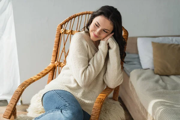 Glückliche Frau Schaut Weg Während Sie Hause Korbstuhl Träumt — Stockfoto