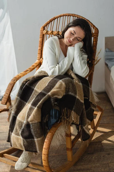 Brunette Woman Warm Cardigan Smiling While Sleeping Wicker Chair Plaid — Stock Photo, Image