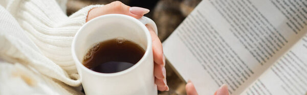 частичный взгляд женщины с чашкой теплого чая и книги, баннер