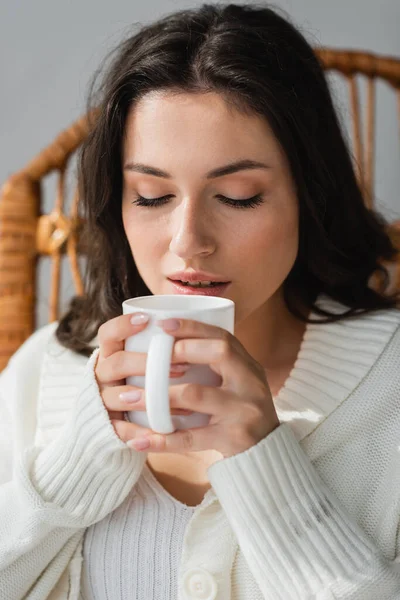 Mulher Morena Cardigan Quente Desfrutando Chá Quente Com Olhos Fechados — Fotografia de Stock