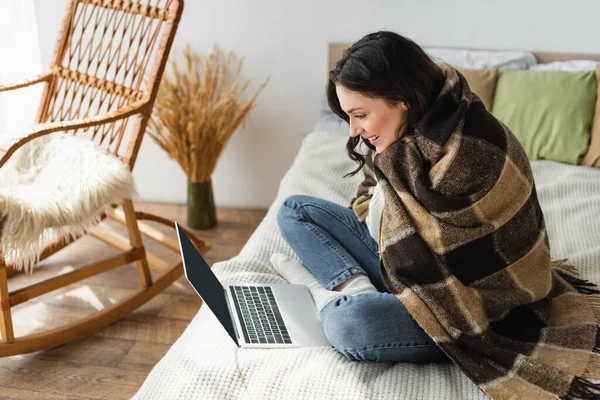 Mosolygó Nézi Laptop Üres Képernyőn Miközben Ágyon Alatt Kockás Takaró — Stock Fotó