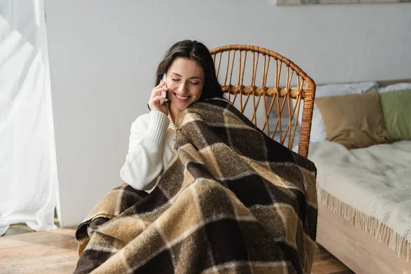 Glückliche Frau Sitzt Mit Geschlossenen Augen Korbstuhl Und Telefoniert — Stockfoto