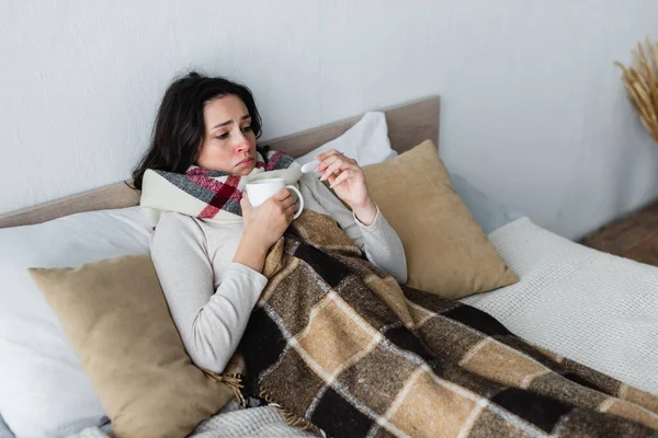 Mujer Enferma Frunciendo Ceño Mientras Está Acostada Cama Mirando Termómetro — Foto de Stock