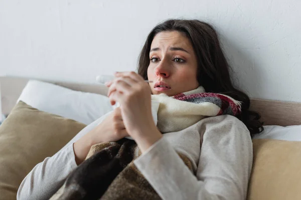Femme Choquée Bouleversée Couchée Sous Une Couverture Chaude Regardant Thermomètre — Photo