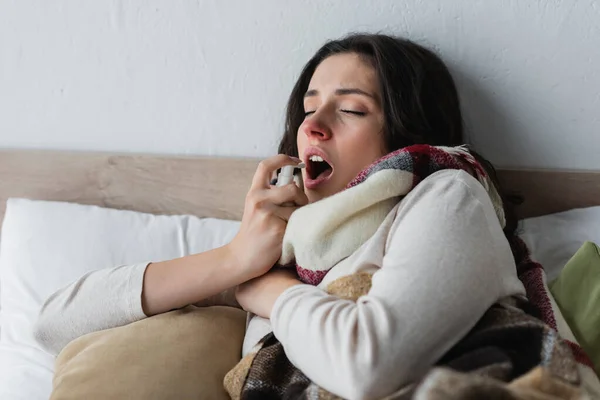 Mulher Doente Usando Spray Garganta Enquanto Deitada Cama Com Olhos — Fotografia de Stock