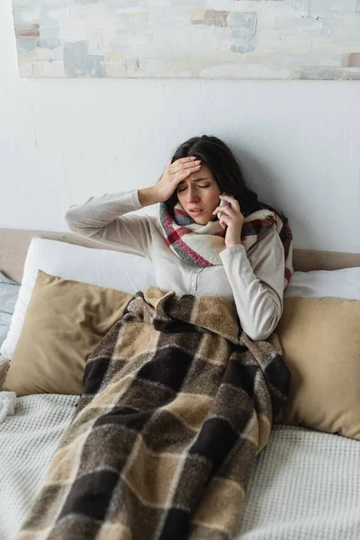 Nemocná Žena Zavřenýma Očima Mluví Smartphone Zatímco Trpí Bolestí Hlavy — Stock fotografie
