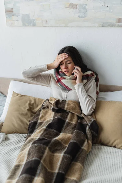 Mulher Doente Com Olhos Fechados Falando Smartphone Enquanto Sofre Dor — Fotografia de Stock