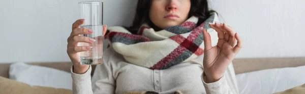 Обрізаний Вид Хворої Жінки Лежить Ліжку Склянкою Води Таблетки Банер — стокове фото
