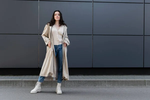 Morena Mujer Impermeable Largo Botas Blancas Mirando Cámara Mientras Está — Foto de Stock