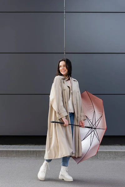 Mujer Feliz Impermeable Largo Mirando Hacia Atrás Mientras Posando Con — Foto de Stock