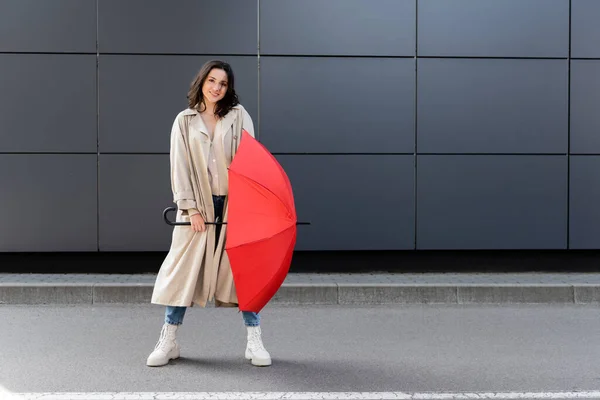 Mujer Moda Abrigo Largo Botas Blancas Posando Con Paraguas Rojo — Foto de Stock