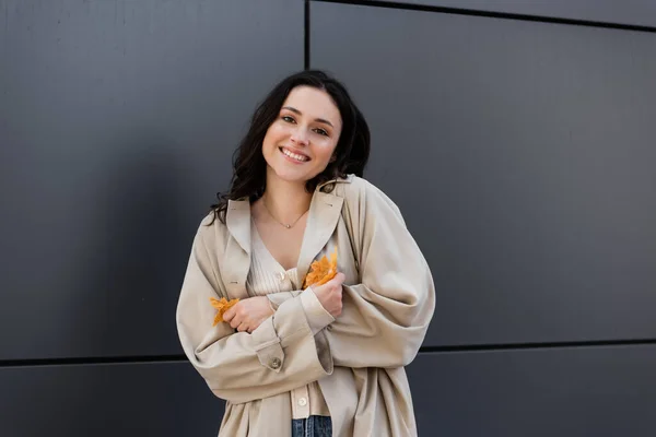 Mujer Joven Feliz Abrigo Beige Sonriendo Cámara Mientras Está Pie — Foto de Stock