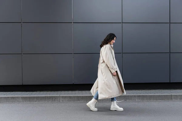 Vista Lateral Mujer Joven Botas Blancas Impermeable Largo Caminando Cerca — Foto de Stock