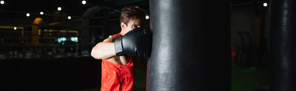 Boxer Che Esercita Con Sacco Boxe Nel Centro Sportivo Banner — Foto Stock