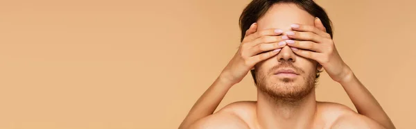 Manos Femeninas Los Ojos Joven Morena Hombre Aislado Beige Bandera —  Fotos de Stock