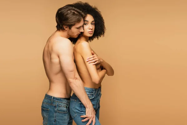 Sexy Mann Jeans Umarmt Lateinische Frau Versteckt Brust Mit Verschränkten — Stockfoto