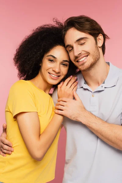 Gelukkig Man Met Gesloten Ogen Knuffelen Vrij Latino Vrouw Kijken — Stockfoto