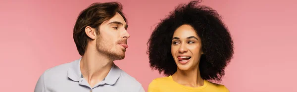 Alegre Interracial Casal Saindo Línguas Enquanto Olhando Para Outro Isolado — Fotografia de Stock