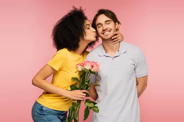 Pretty Latin Woman Bouquet Roses Kissing Joyful Man Standing Closed — Stock Photo, Image