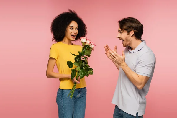 Feliz Mujer Latina Sosteniendo Ramo Rosas Cerca Hombre Sorprendido Mostrando — Foto de Stock