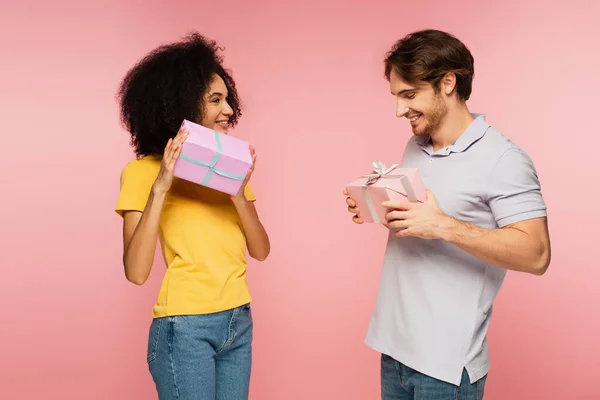 Excited Multiethnic Couple Smiling While Holding Gift Boxes Isolated Pink — Stock Photo, Image