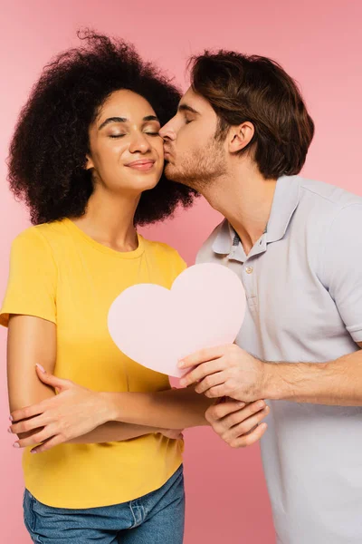 Man Paper Cut Heart Kissing Happy Hispanic Girlfriend Isolated Pink — Stock Photo, Image