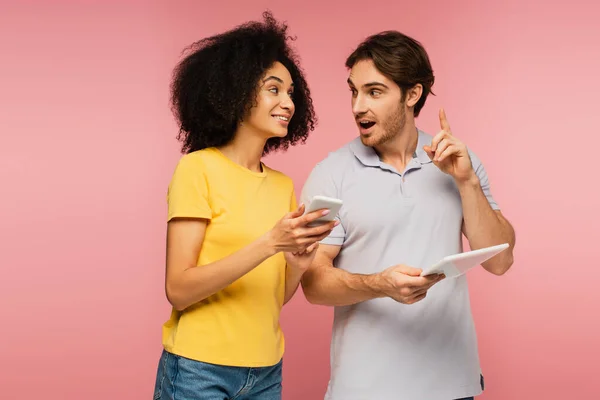 Verbaasd Man Met Digitale Tablet Tonen Idee Gebaar Buurt Glimlachende — Stockfoto