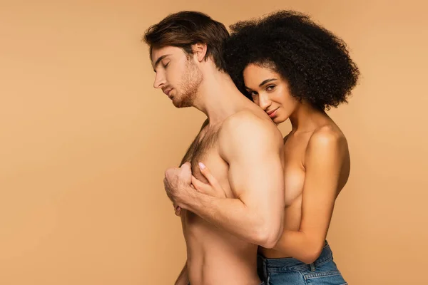 Mujer Hispana Sensual Topless Abrazando Hombre Sin Camisa Pie Con — Foto de Stock