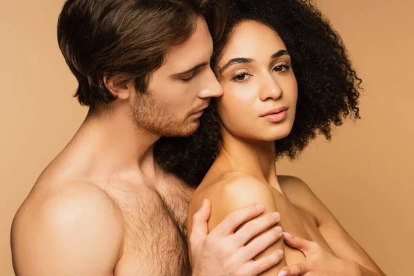Shirtloze Man Met Gesloten Ogen Omarmen Sexy Latino Vrouw Kijken — Stockfoto