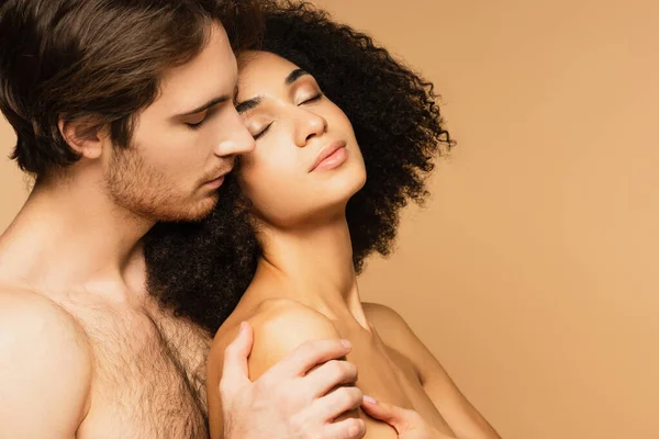 Shirtloze Man Knuffelen Sensuele Latino Vrouw Staan Met Gesloten Ogen — Stockfoto