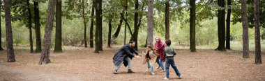 Sonbahar parkında oynayan Arap ailesi, afiş 