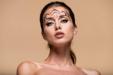 Bej rengi kameraya bakan kaplan makyajlı güzel bir model.