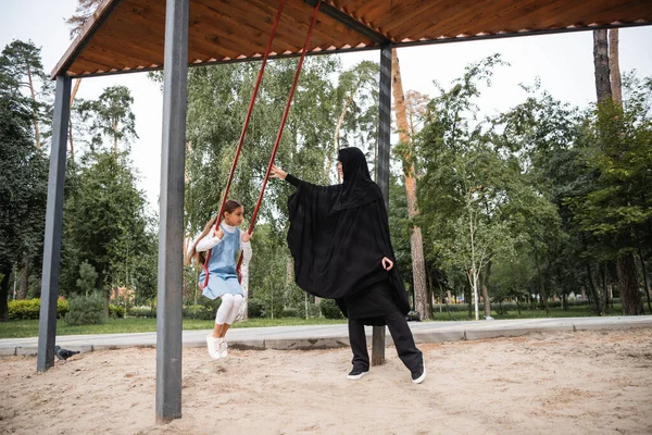 Muslimische Mutter Steht Neben Kind Auf Schaukel Park — Stockfoto