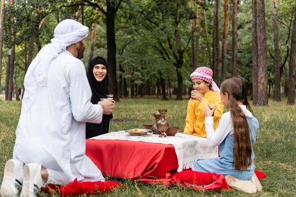 Familia Árabe Sosteniendo Vasos Tradicionales Durante Picnic Parque —  Fotos de Stock