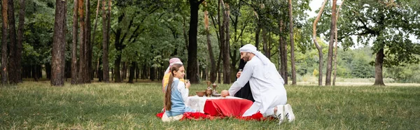 Muslimischer Vater Hält Tee Beim Picknick Mit Familie Park Transparent — Stockfoto