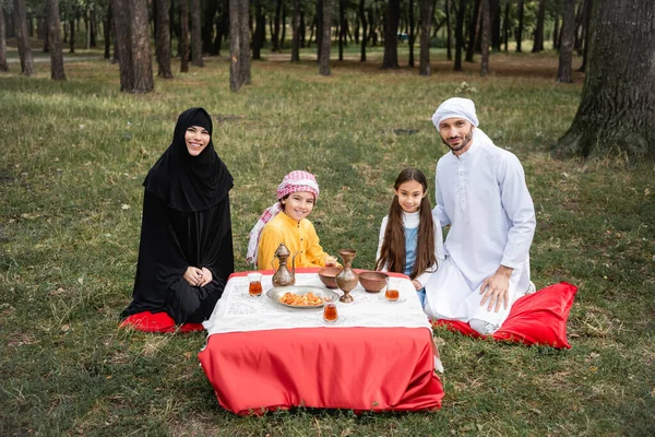 Arabische Familie Sitzt Neben Traditionellen Trockenfrüchten Und Tee Park — Stockfoto
