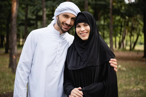 Muslim Couple Traditional Clothes Smiling Camera Outdoors — Stock Photo, Image