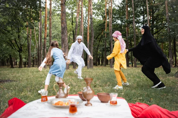 Família Muçulmana Feliz Jogando Perto Comida Parque — Fotografia de Stock