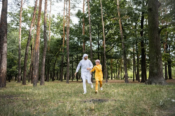 Garçon Musulman Souriant Vêtements Traditionnels Courant Près Père Dans Parc — Photo