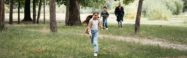 Chica Árabe Corriendo Cerca Padre Hermano Parque Bandera — Foto de Stock