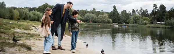 Pais Árabes Apontando Para Lago Perto Crianças Parque Banner — Fotografia de Stock