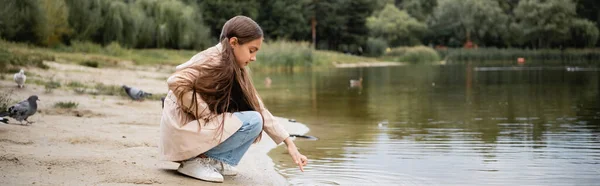 Вид Сбоку Девушки Указывающей Озерную Воду Баннер — стоковое фото