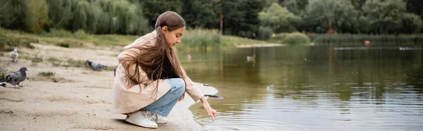 Vue Latérale Fille Arabe Pointant Vers Eau Lac Bannière — Photo