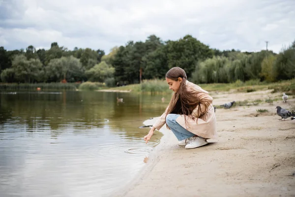 Boční Pohled Muslimské Dívky Ukazuje Jezero Parku — Stock fotografie