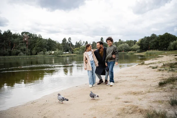 Arabiska Förälder Kramar Dotter Och Son Nära Sjön Parken — Stockfoto