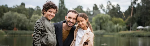 Arabian Father Hugging Kids Park Banner — Stock Photo, Image