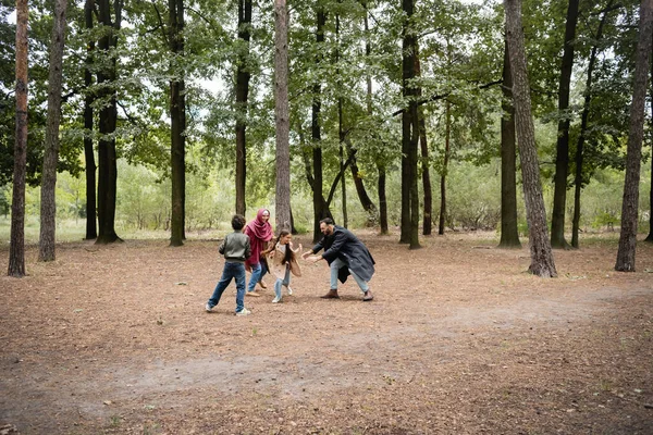 Pozitív Muszlim Gyerekek Játszanak Szülőkkel Parkban — Stock Fotó