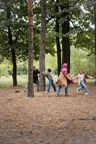 Arab Szülők Játszanak Gyerekekkel Fák Közelében Őszi Parkban — Stock Fotó